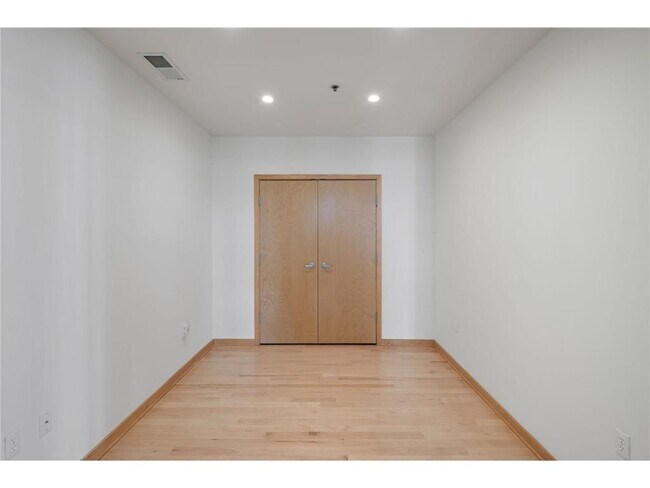 Foto del edificio - 3104 W Lake St