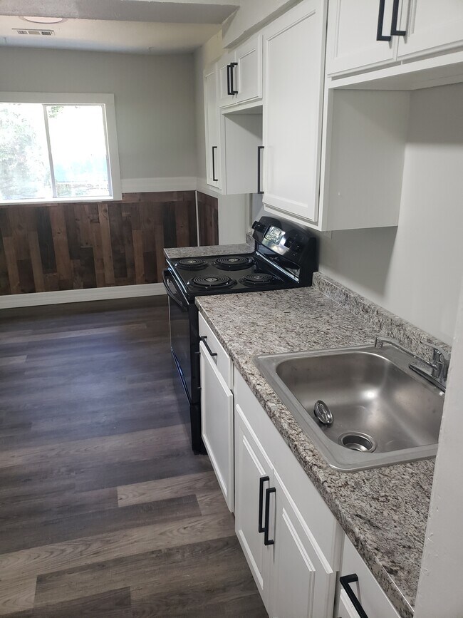 Building Photo - 1377 Lockwood Dr SW