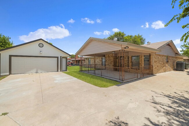 Building Photo - 2205 Lamplight Dr