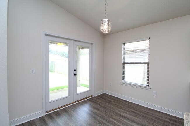 Foto del edificio - Updated 3-Bedroom, 2-Bath Home with Modern...