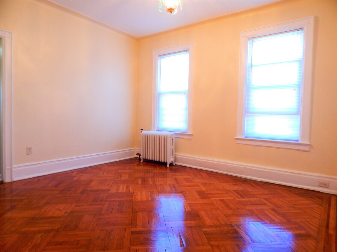 Primary Photo - 228 Hutton St
