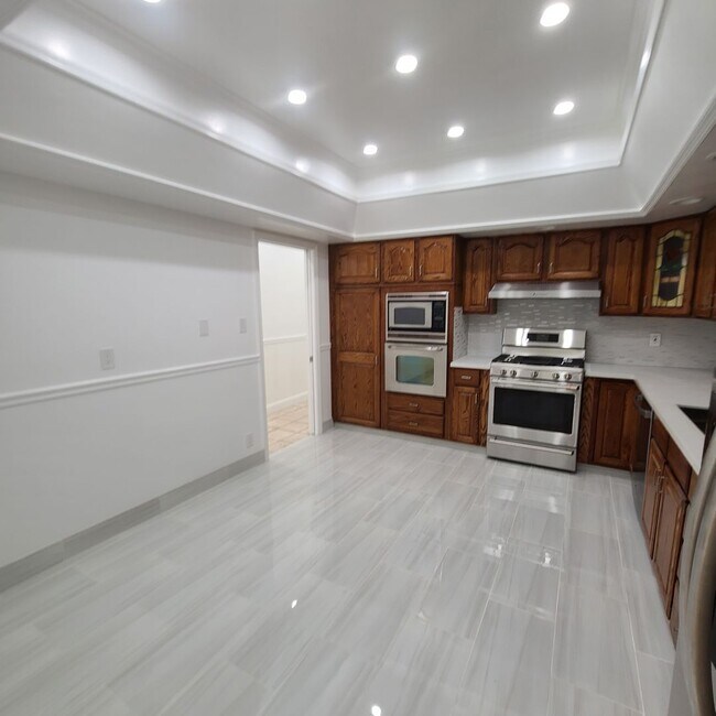 Building Photo - Big 3BR 3 and half BA Apartment For Rent w...