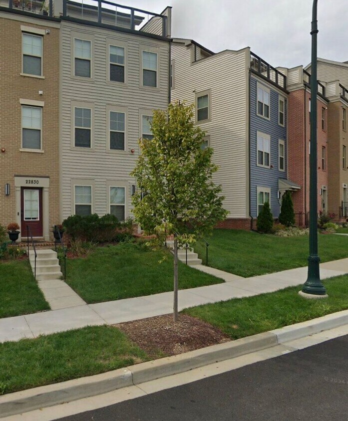 Primary Photo - Nearly NEW TH - with Rooftop Deck 4 + 2.5 ...