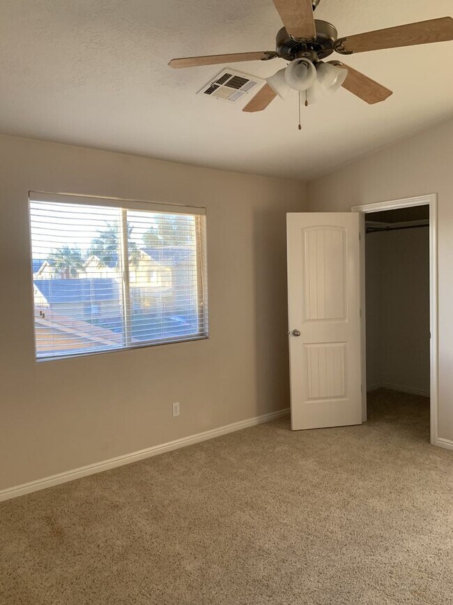 Foto del edificio - Skyhawk 3 bedroom 2.5 bath with a single c...