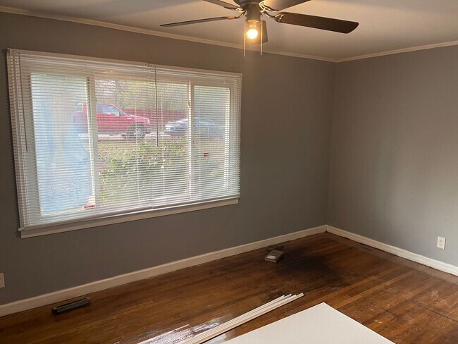 Foto del edificio - 3bed house in the county! Central all electric hvac, laundry, yard and hardwoods.