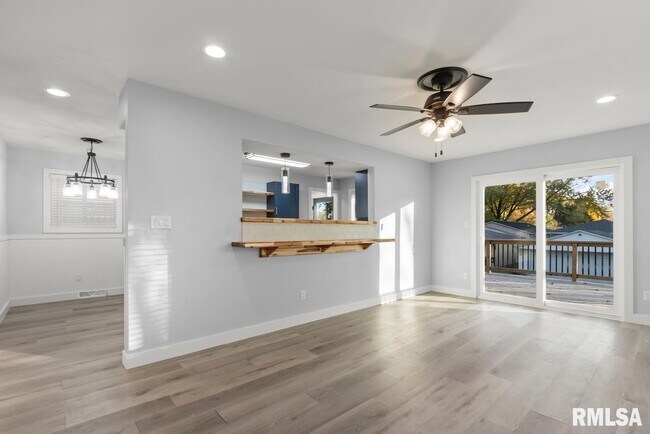 Foto del edificio - 1900 E Knox St