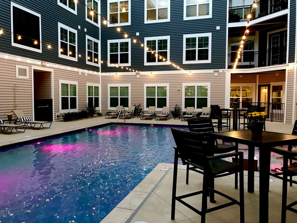 Foto principal - A0 | 1 Bed 1 Bath | 563 sf
