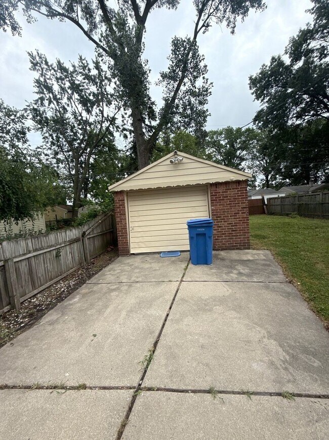 Foto del edificio - 3 Bedroom Home in Dearborn