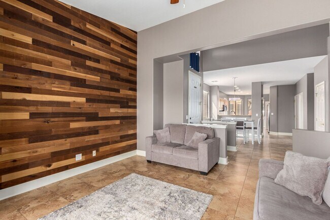 Foto del edificio - Beautiful Townhome in the Gated Stonecliffe Community – Foothills Living!