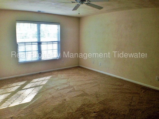Foto del edificio - GORGEOUS END-UNIT W/ OPEN FLOOR PLAN!