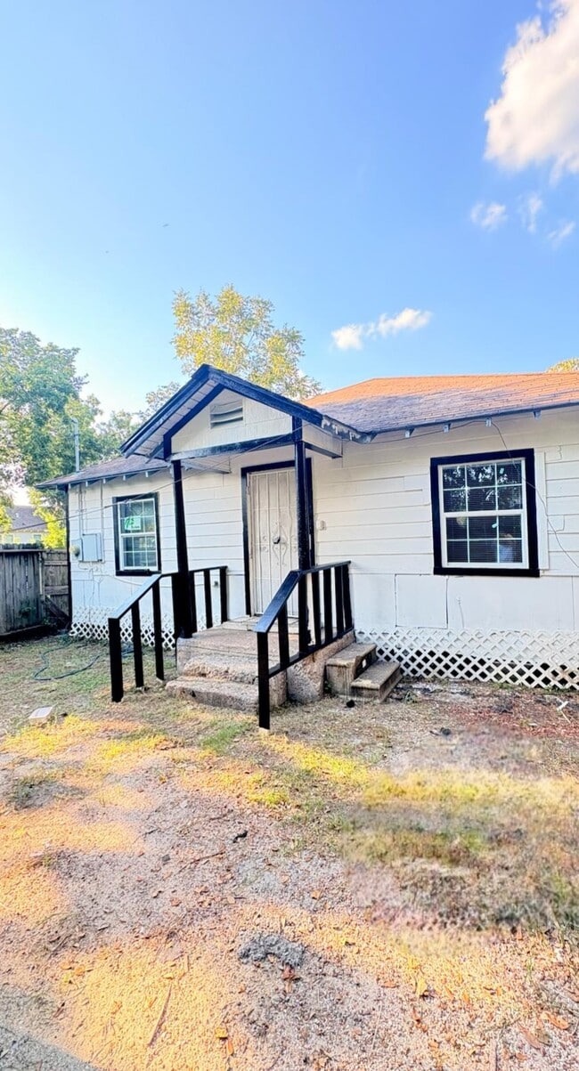 Building Photo - 3510 Lyons Ave