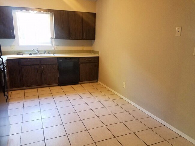 Foto del edificio - Adorable 1/2 Duplex with 2 Beds, 1 Bath, a...