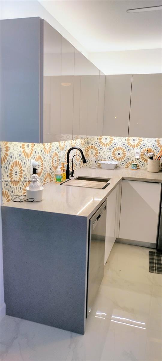 Foto del edificio - 2230 NE 56th Pl