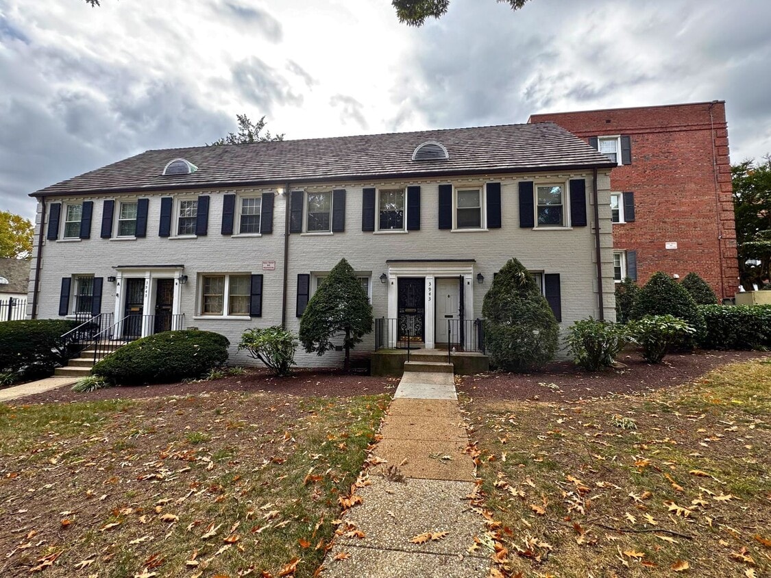 Welcome to your new 2 level TH style apartment home - Welcome to your new 2 level TH style apart...