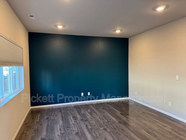 Building Photo - 6500 Hornet Cir NE