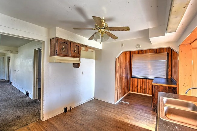 Building Photo - 2135 E Prairie Ave