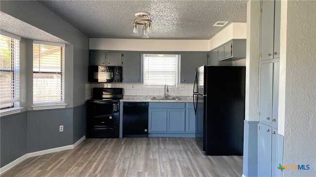 Building Photo - 3901 Pilgram Dr