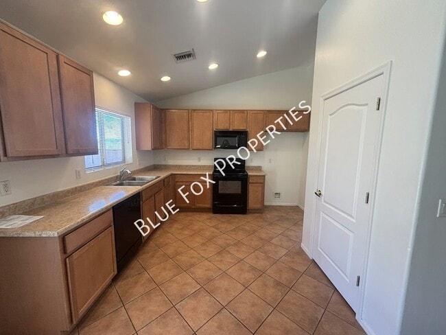 Building Photo - 270 E Shore Cliff Pl