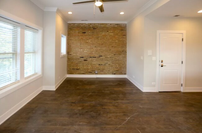 Building Photo - 3919 N Janssen Ave