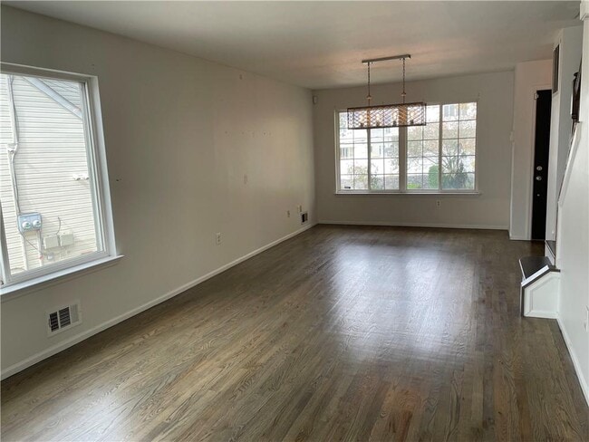Building Photo - 922 Rockland Ave