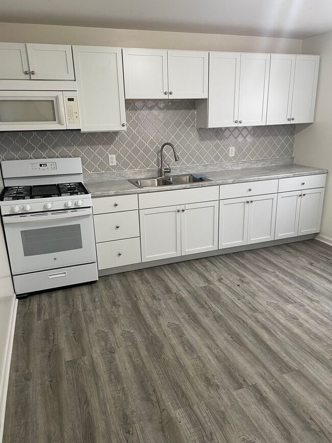 Building Photo - Renovated Home in Miller Area