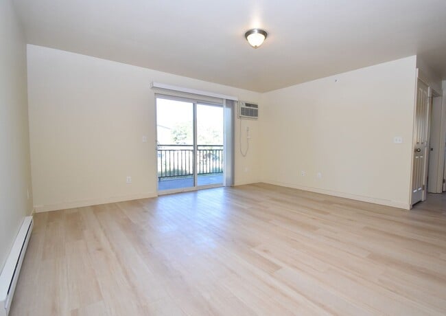Building Photo - 807 W Villard St
