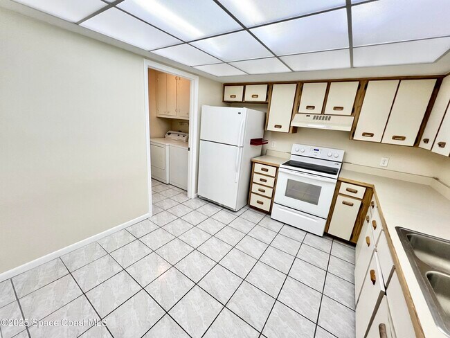Foto del edificio - 1750 Commodore Blvd