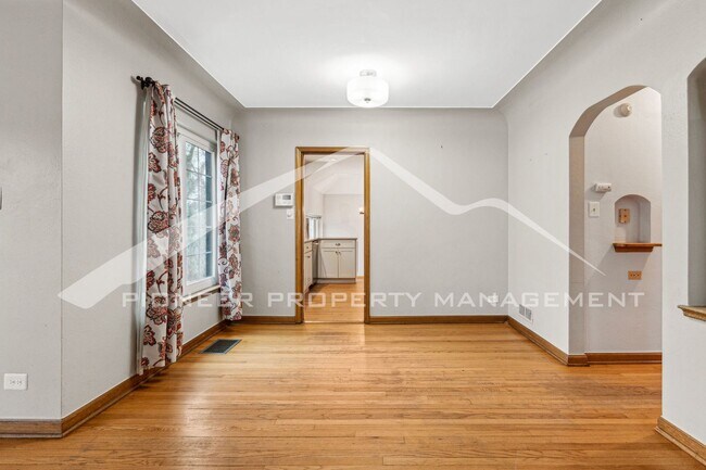 Building Photo - Spacious Home with Central AC and Washer/Dryer