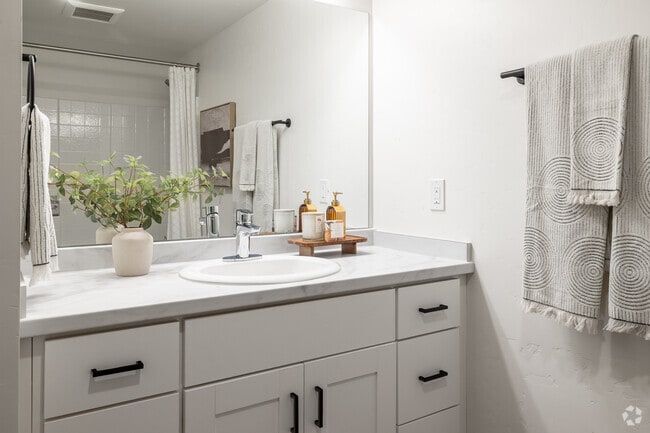 1BD, 1BA - 750SF - 27th Street Crossing