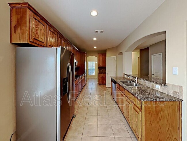 Building Photo - 315 Village Dr