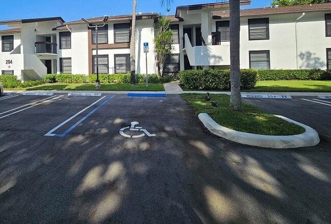 Building Photo - 204 Lake Pointe Dr