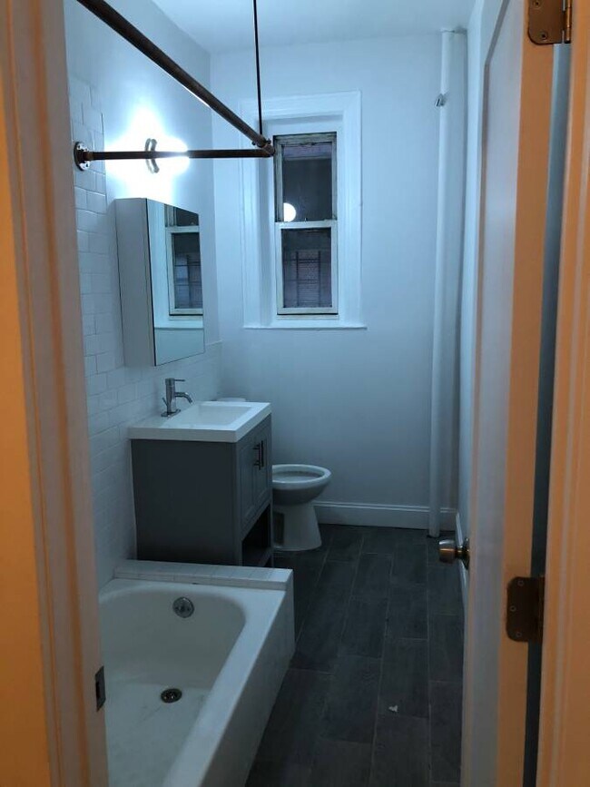 Building Photo - 2122 Beekman Pl