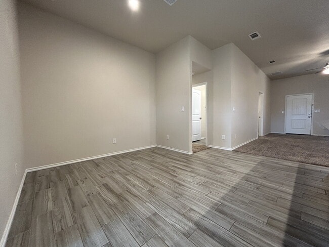 Building Photo - Home Located In Milwaukee Ridge Near Shopping Outlets & Close Access To W. Loop 289!