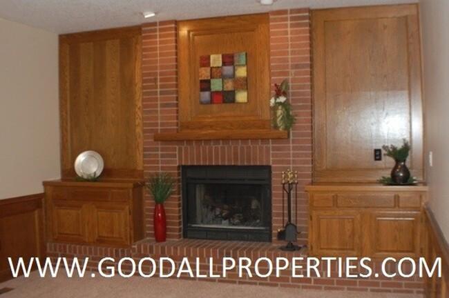 Foto del edificio - Executive 4 Bedroom Home in West Des Moine...