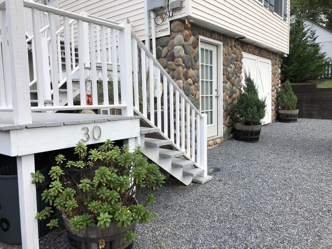 Foto del edificio - 30 Point Breeze Dr