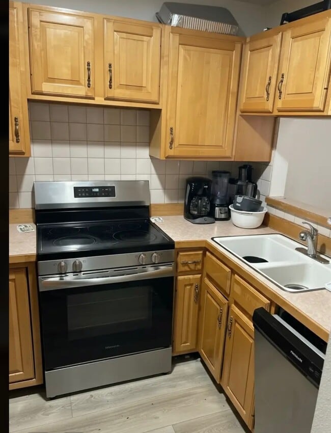 Building Photo - 1527 Blake Ave