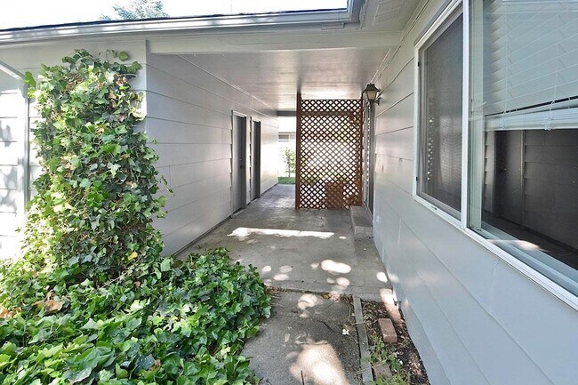Building Photo - 2 Bedroom 1 Bathroom Duplex