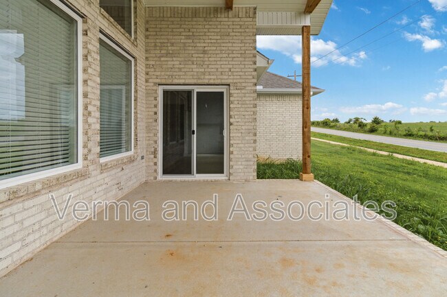 Building Photo - 910 Trestle Ln