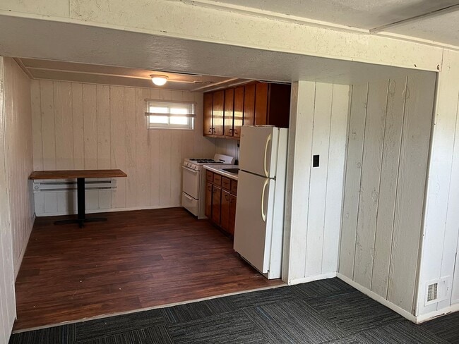 Photo - 111 S Shamrock St Apartment