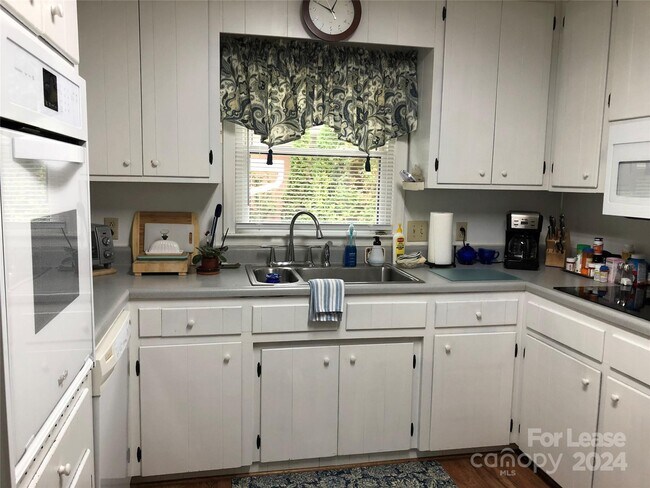 Foto del edificio - 628 Fieldstone Rd