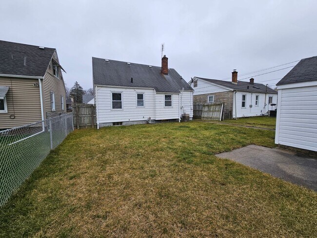 Building Photo - 3 bed, 1 bath, many ammenitites.