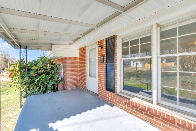 Foto del edificio - Spacious 4-Bedroom, 2-Bath Tri-Level Home with Multiple Living Levels $1675 /mo rent