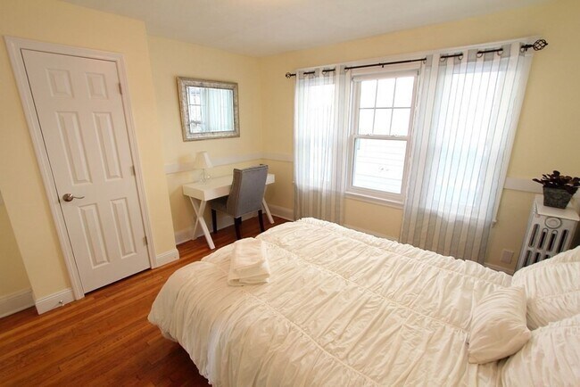 Building Photo - Lower Allston Duplex Top Floor