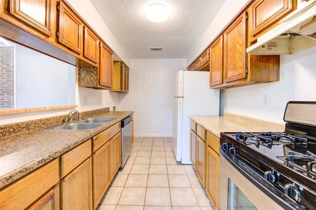 Building Photo - 212 Quaker Dr