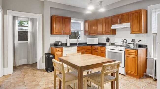 Building Photo - Nice 4.5 bedroom, 2-bathroom unit in lower Allston available for 9/1!