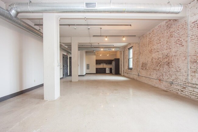 Building Photo - 190 Christopher Columbus Dr