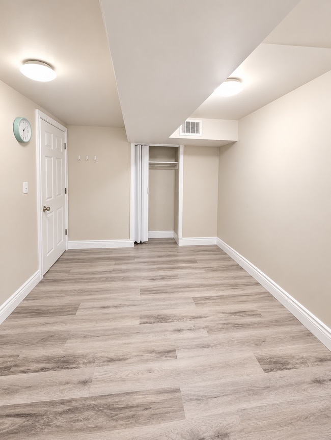 Building Photo - 118 Crystalview Cres
