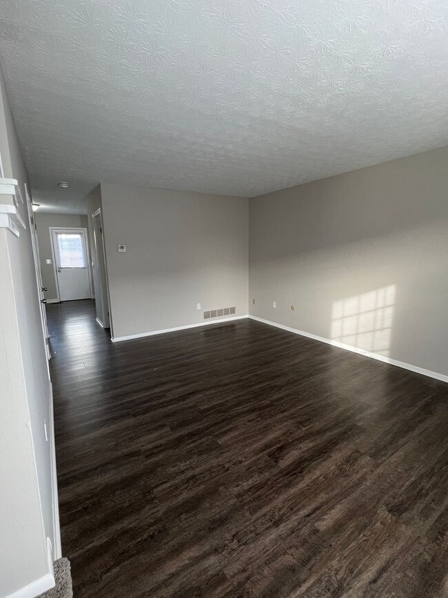Building Photo - Updated 2 Bedroom 1.5 Bathroom Condo with ...
