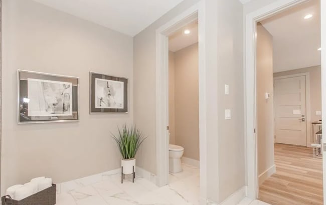 Building Photo - 1 bedroom condo, located steps from all of...