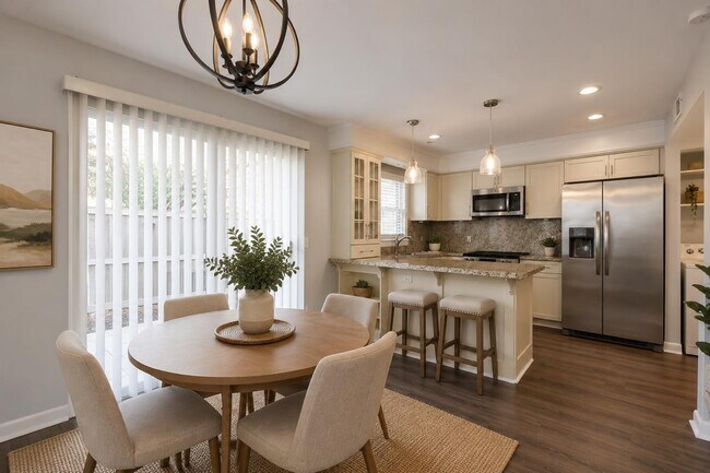 Comedor de concepto abierto convenientemente conectado a la cocina, creando un espacio funcional y acogedor. - 3000 Hillsboro Pike
